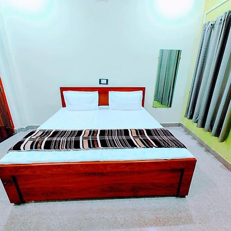 Hotel Raghukul Ayodhya Bagian luar foto