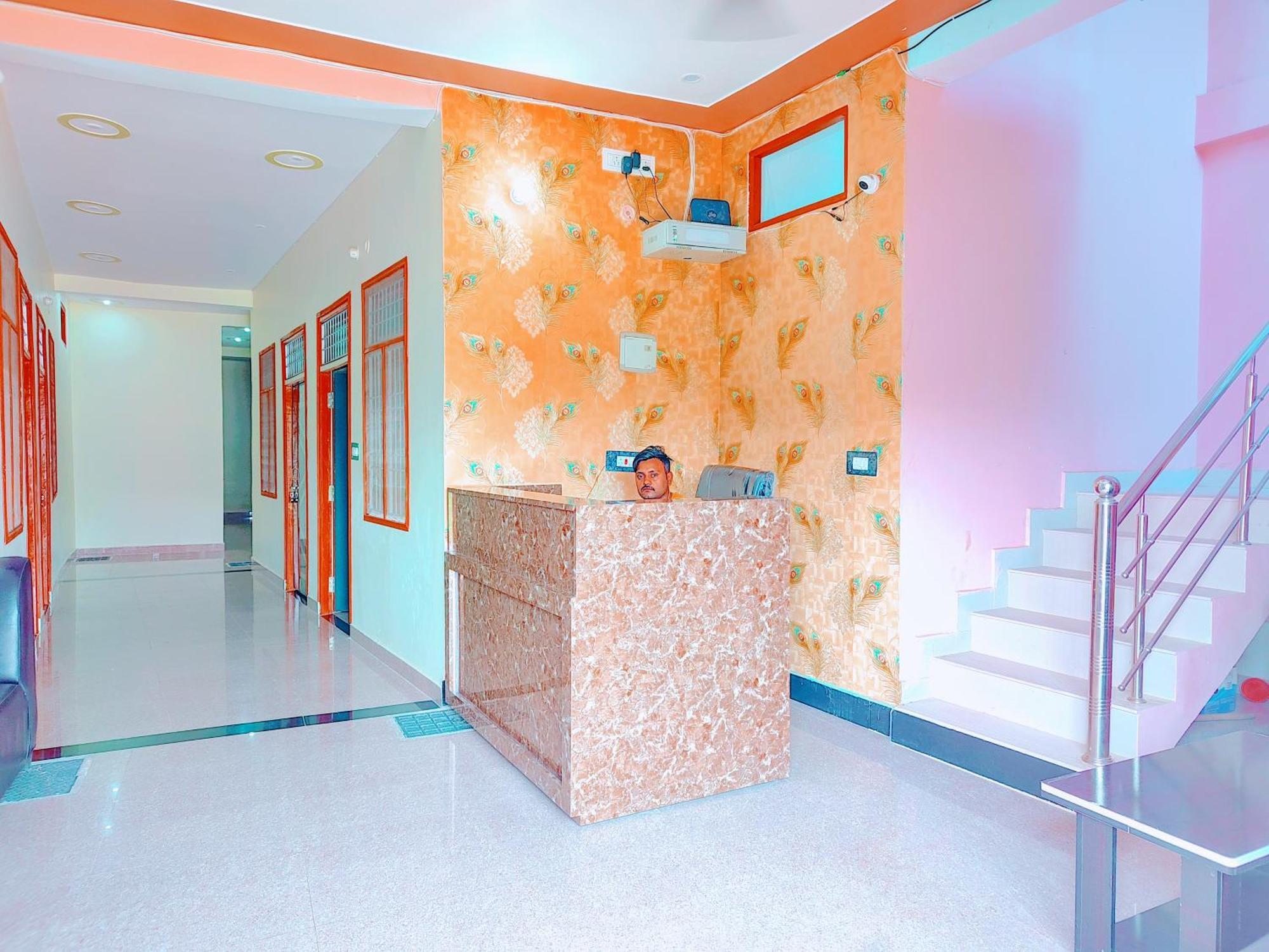 Hotel Raghukul Ayodhya Bagian luar foto