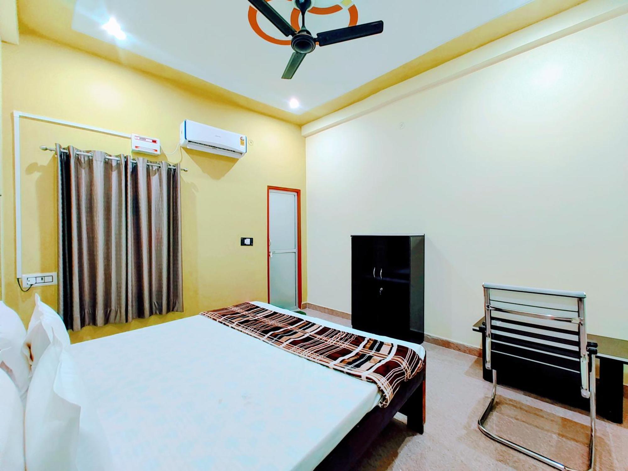 Hotel Raghukul Ayodhya Bagian luar foto
