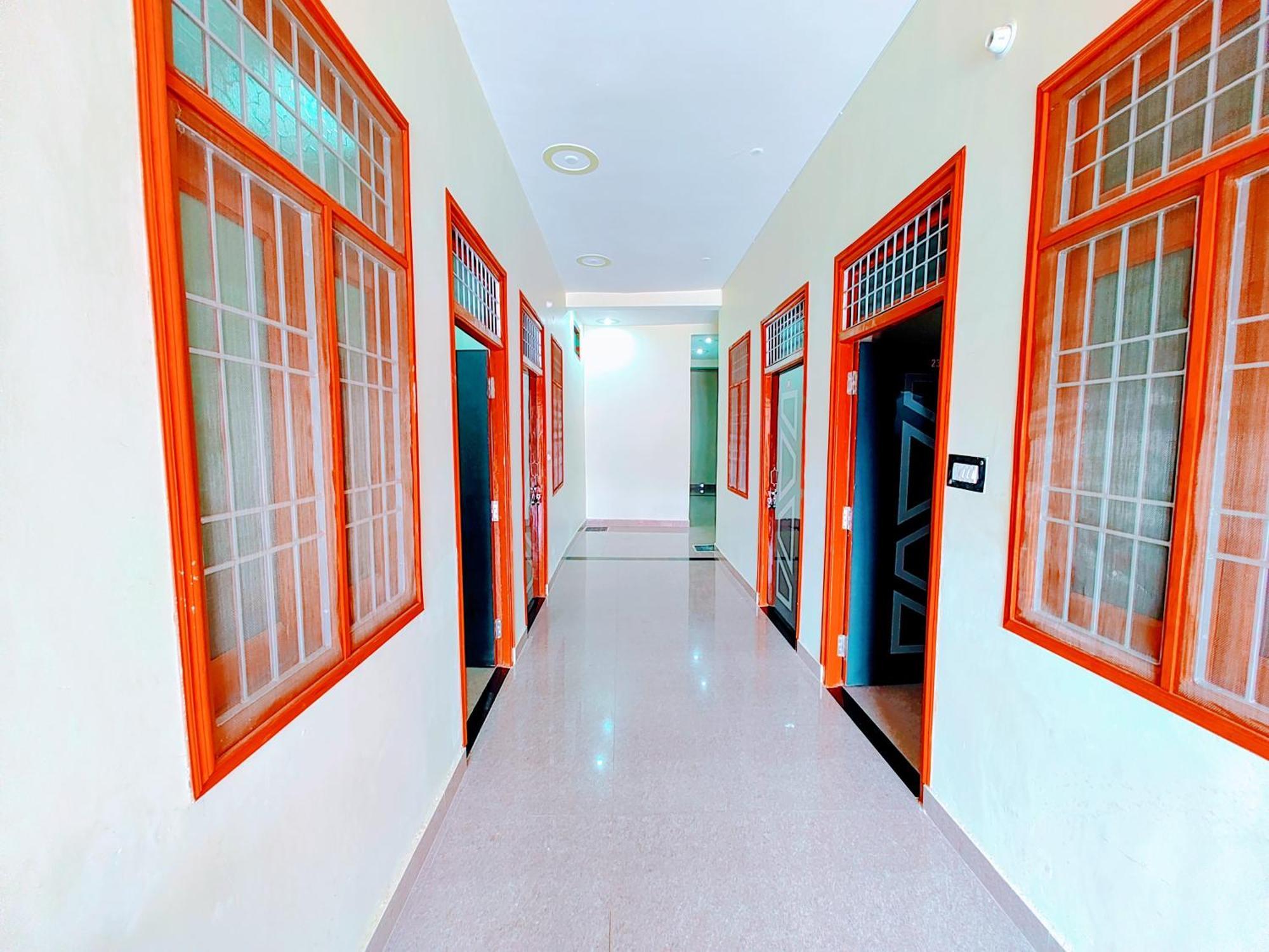 Hotel Raghukul Ayodhya Bagian luar foto
