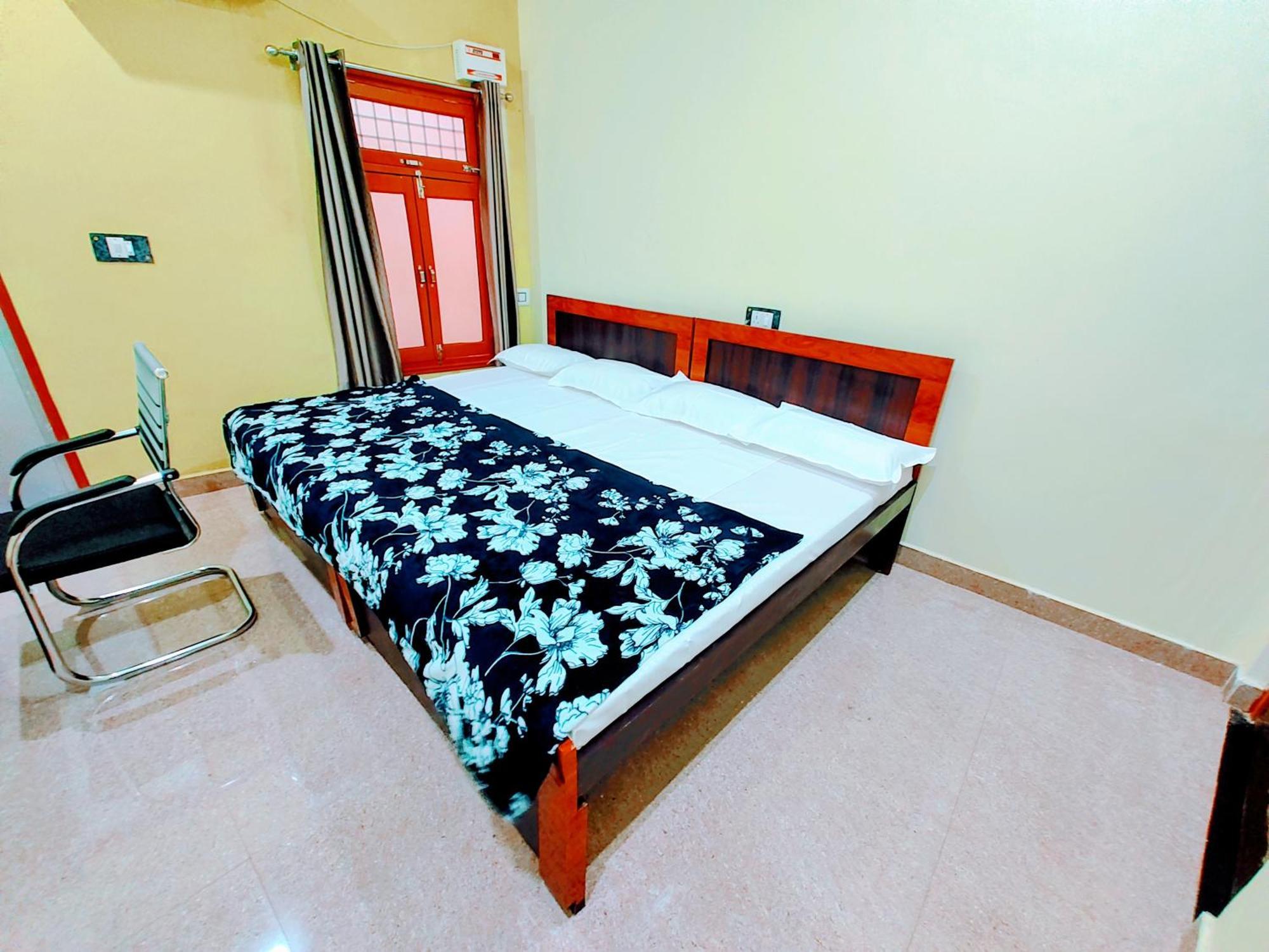 Hotel Raghukul Ayodhya Bagian luar foto