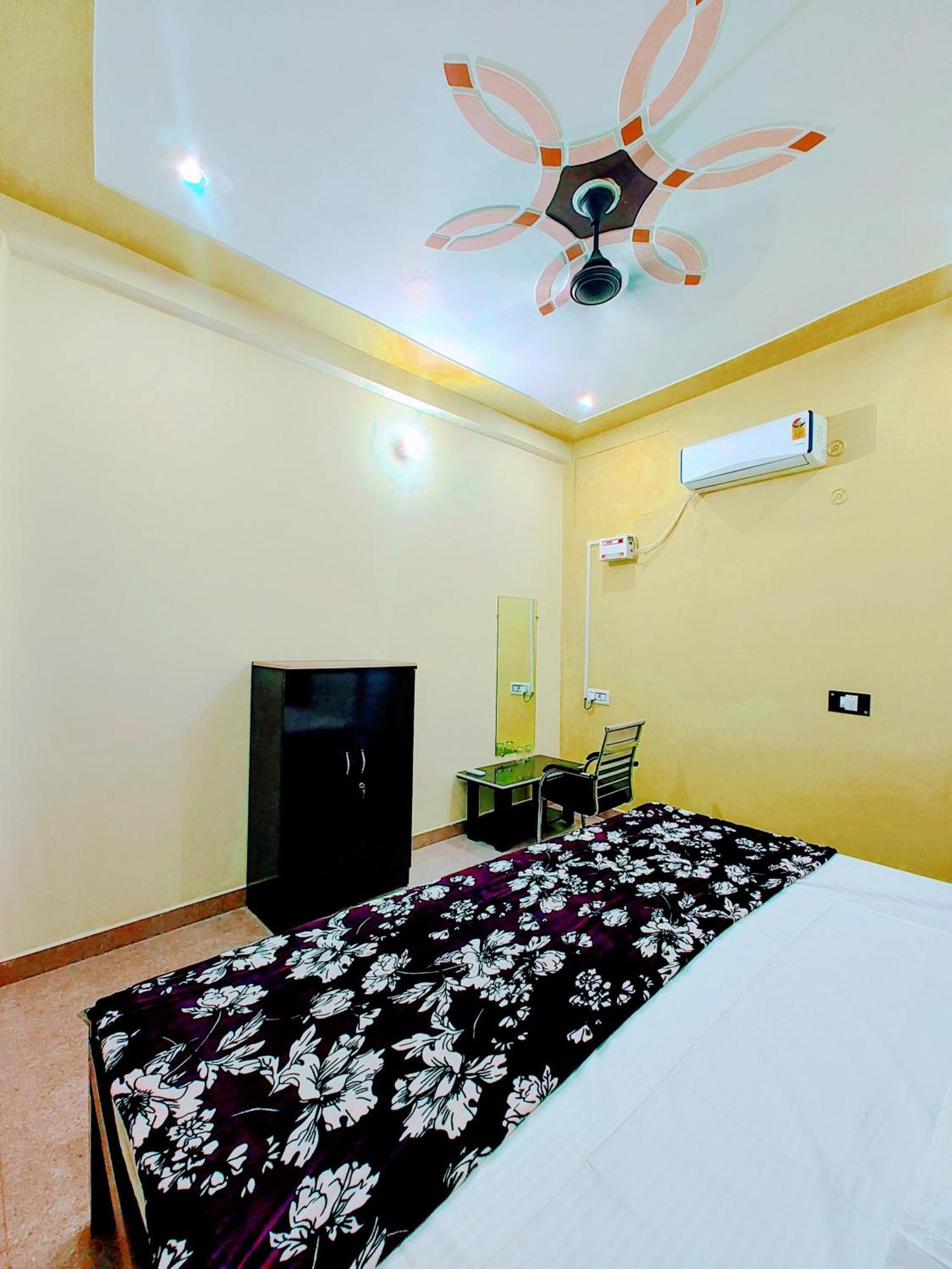 Hotel Raghukul Ayodhya Bagian luar foto