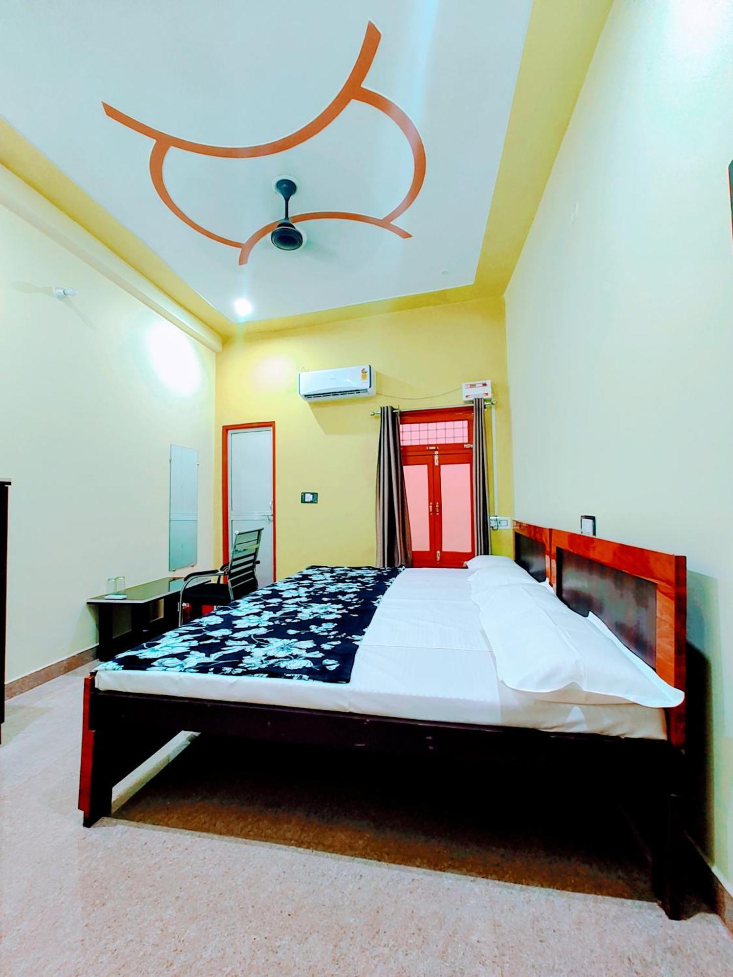 Hotel Raghukul Ayodhya Bagian luar foto