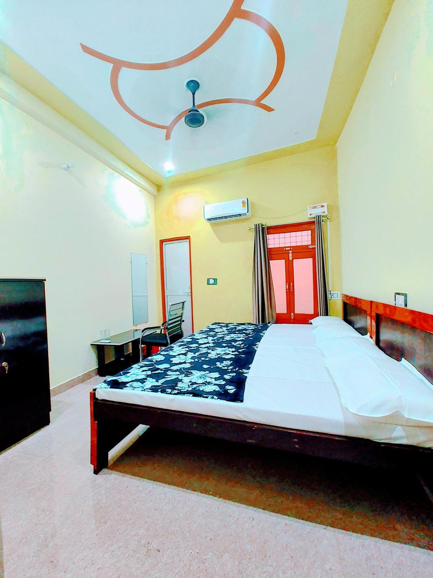 Hotel Raghukul Ayodhya Bagian luar foto