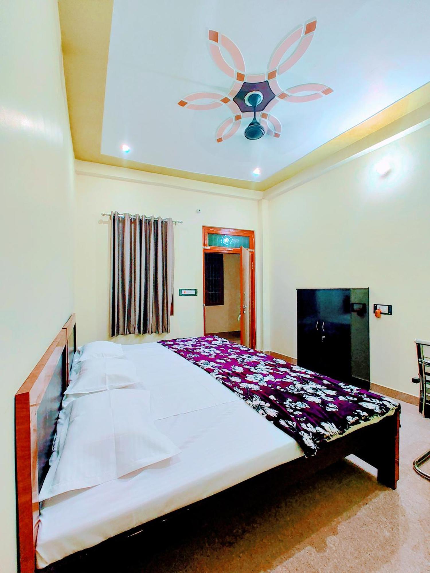 Hotel Raghukul Ayodhya Bagian luar foto