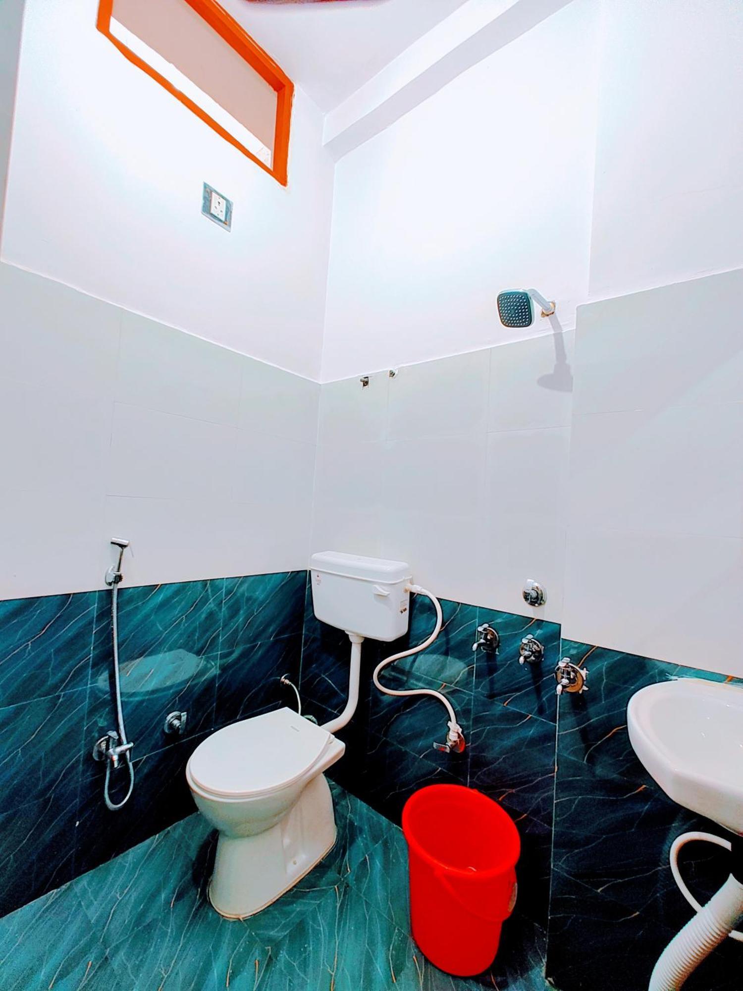 Hotel Raghukul Ayodhya Bagian luar foto