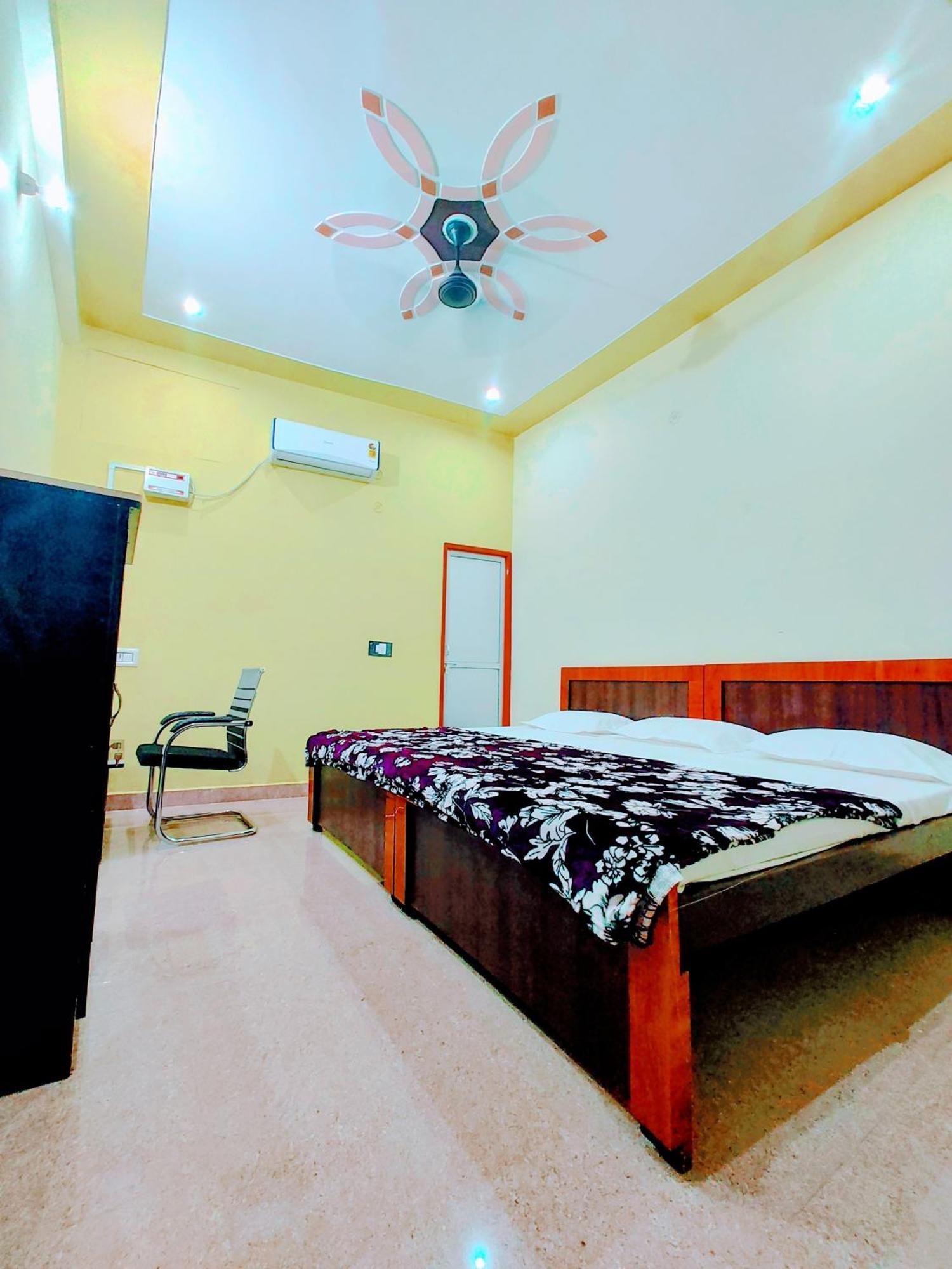 Hotel Raghukul Ayodhya Bagian luar foto