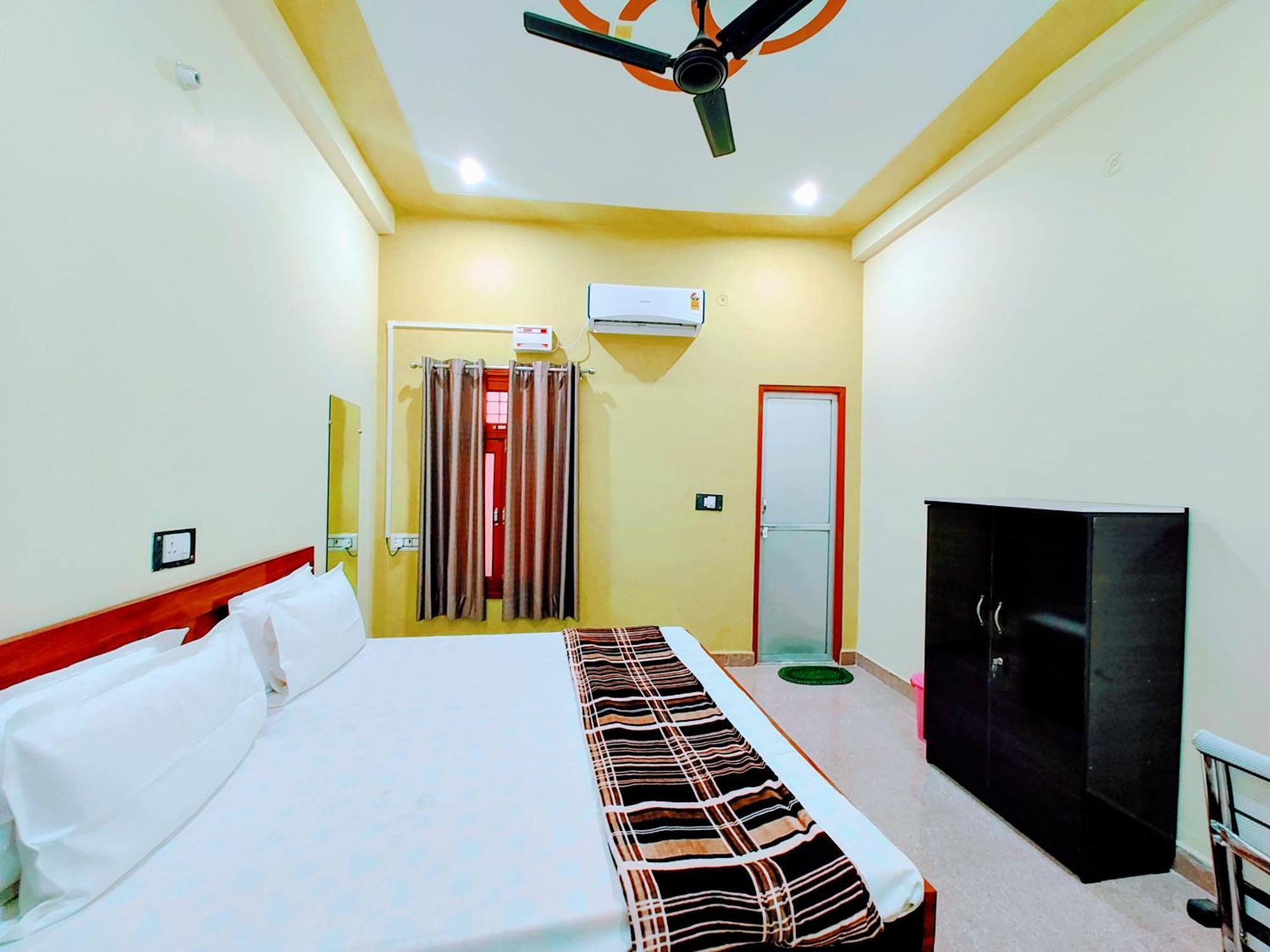 Hotel Raghukul Ayodhya Bagian luar foto