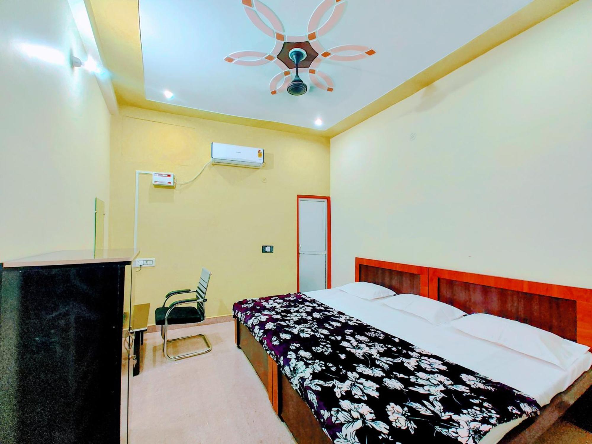 Hotel Raghukul Ayodhya Bagian luar foto