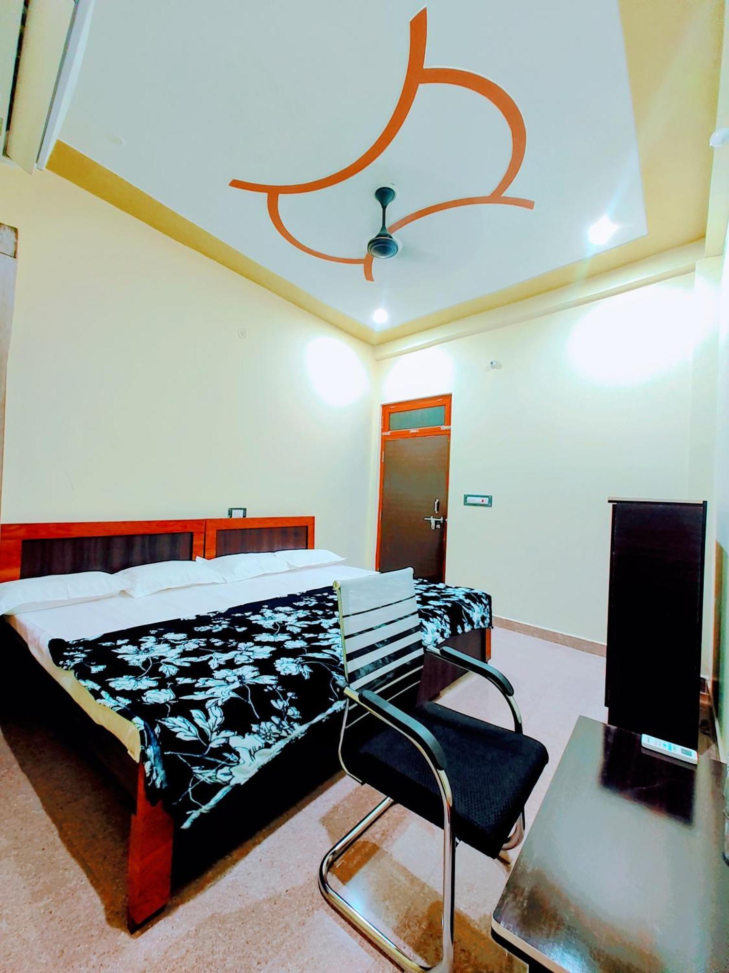 Hotel Raghukul Ayodhya Bagian luar foto