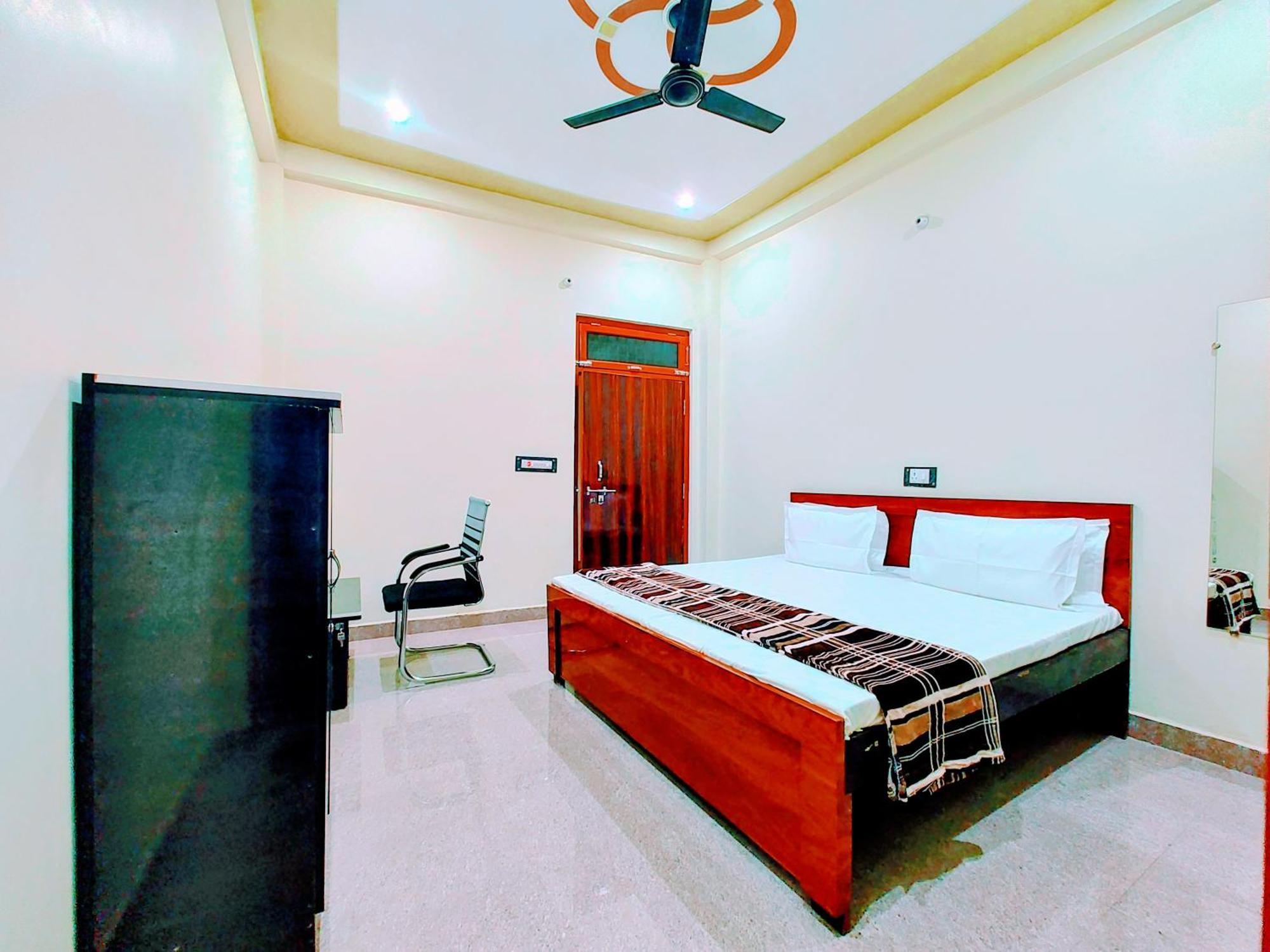 Hotel Raghukul Ayodhya Bagian luar foto