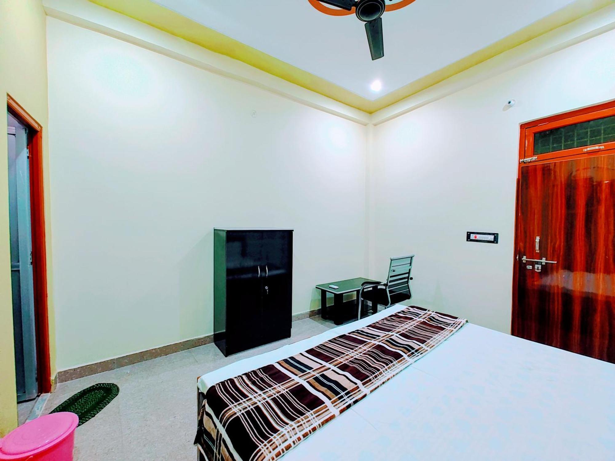 Hotel Raghukul Ayodhya Bagian luar foto